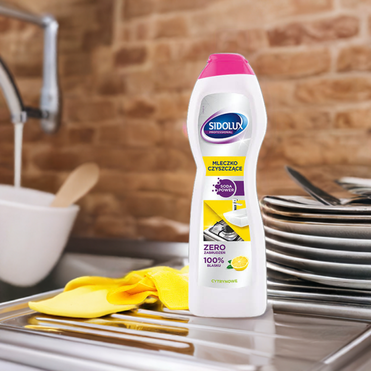 Sidolux mleczko czyszczące obok brudnych naczyń w zlewie